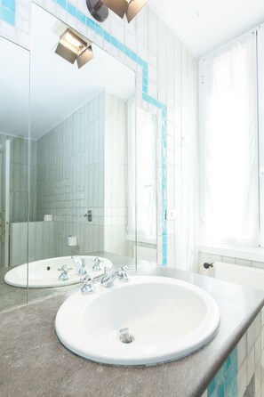 Bathroom - Beautiful Roman Apartment Next To Trevi Fountain (Rome)