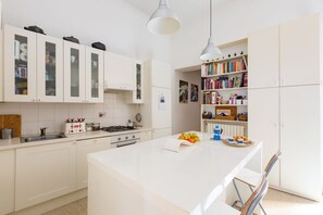 Apartment, 2 Schlafzimmer | Eigene Küche | Herdplatte, Wasserkocher mit Kaffee-/Teezubehör