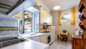 Appartement, 3 slaapkamers, balkon | Privékeuken | Een koelkast, kookgerei, borden en bestek