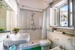 Apartamento, 3 habitaciones, balcón | Baño | Secador de pelo