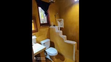 Room, 1 Bedroom, Smoking, Balcony | Bilik Mandi | Tuala disediakan