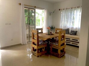 Apartamento, 2 quartos, sacada | Sala de jantar