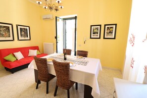 Ferienhaus, 2 Schlafzimmer, Terrasse, Gartenblick | Speisen