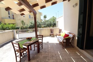 House, 2 Bedrooms, Patio, Garden View | Outdoor dining