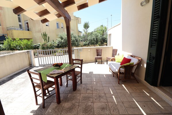 Ferienhaus, 2 Schlafzimmer, Terrasse, Gartenblick | Speisen im Freien