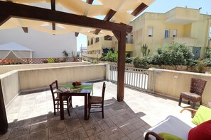 House, 2 Bedrooms, Patio, Garden View | Dining