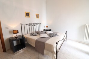 Ferienhaus, 2 Schlafzimmer, Terrasse, Gartenblick | 3 Schlafzimmer, Bügeleisen/Bügelbrett