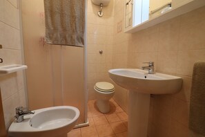 House, 2 Bedrooms, Patio, Garden View | Bathroom