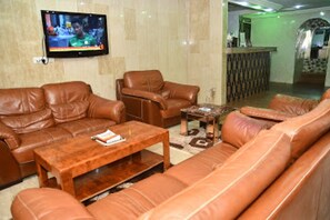 Kamer, 2 slaapkamers, toegankelijk voor mindervaliden, roken | Woonkamer | Een televisie