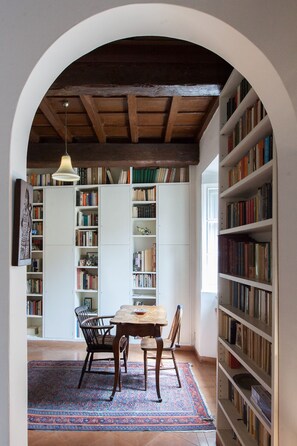 المنشأة من الداخل