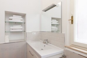 Apartment, 1 Bedroom, City View | Bathroom