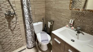 A bathroom with a shower, toilet, and sink. - Room in Studio - Beautiful Room in Limenaria, Only Five Minutes Away From Center (Thasos)