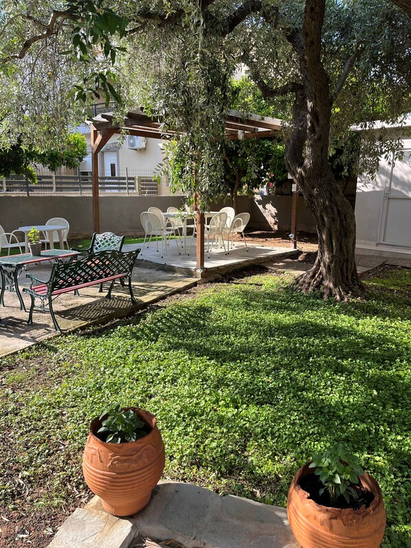 Habitación, 1 habitación, fumadores, balcón | Jardines del alojamiento