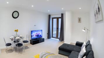 Apartment, 1 Bedroom, Accessible, Balcony | Living room