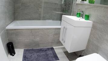 Apartment, 1 Bedroom, Accessible, Balcony | Bathroom | Soap, shampoo