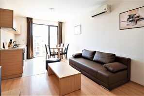 อพาร์ทเมนท์, 2 ห้องนอน, ระเบียง, วิวสวน | ห้องนั่งเล่น