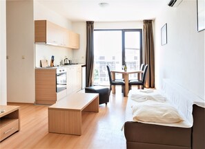 Appartamento, 2 camere da letto, balcone, vista giardino | Soggiorno