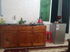 Kjøleskap, mikrobølgeovn, oppvaskmaskin og vannkoker