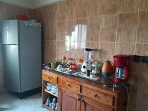 電冰箱、微波爐、電熱水壺、鍋具/餐盤/廚房用品