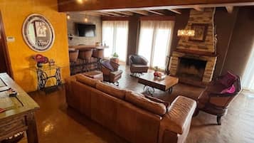 Cabin, 4 Bedrooms, Balcony, Garden View | Interior