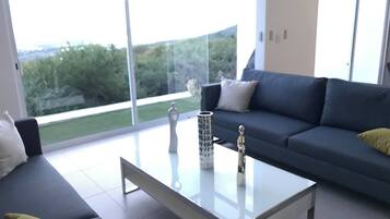 House, 3 Bedrooms, Patio, Garden View | Living area