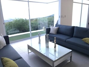 บ้านพัก, 3 ห้องนอน, ลานระเบียง, วิวสวน | บริเวณนั่งเล่น