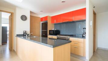Apartment, 3 Bedrooms, Accessible, Balcony | Interior