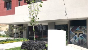 A modern building with a numbered entrance, a landscaped garden area, and a mural on the facade. - Minerva Zone Apartment Super Vista Fully Equipped Pool 3 Rec 6pp tv Wifi Aa (Guadalajara)