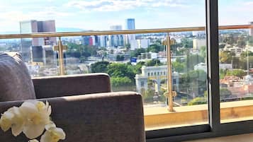 Apartment, 3 Bedrooms, Accessible, Balcony | Lounge