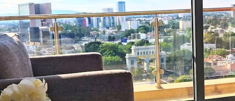 Appartement, 3 chambres, accessible aux personnes à mobilité réduite, balcon | Bar-salon