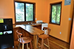 Chalet rustique, 2 chambres, fumeur, patio | Intérieur