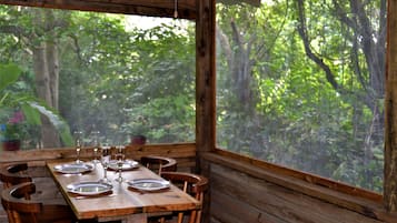 Cabin, 2 Bedrooms, Smoking, Balcony | Tempat makan