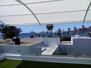 A rooftop terrace with a white canopy, a pool, and a view of the sea and mountains. - Big House Pool Grill, 4 Bedrooms 12 ppl AC Ocean View TV Wifi (Guaymas)