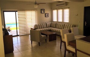 Maison, 4 chambres, accessible aux personnes à mobilité réduite, piscine privée | Bar-salon