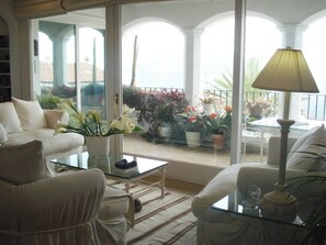 Apartment, 2 Schlafzimmer, Raucher, eigener Pool | Wohnbereich | Fernseher, Bücher