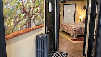 1 habitación, tabla de planchar con plancha, wifi gratis y ropa de cama
