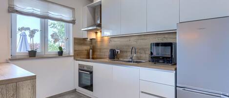 Fridge, oven, dishwasher, cookware/dishes/utensils