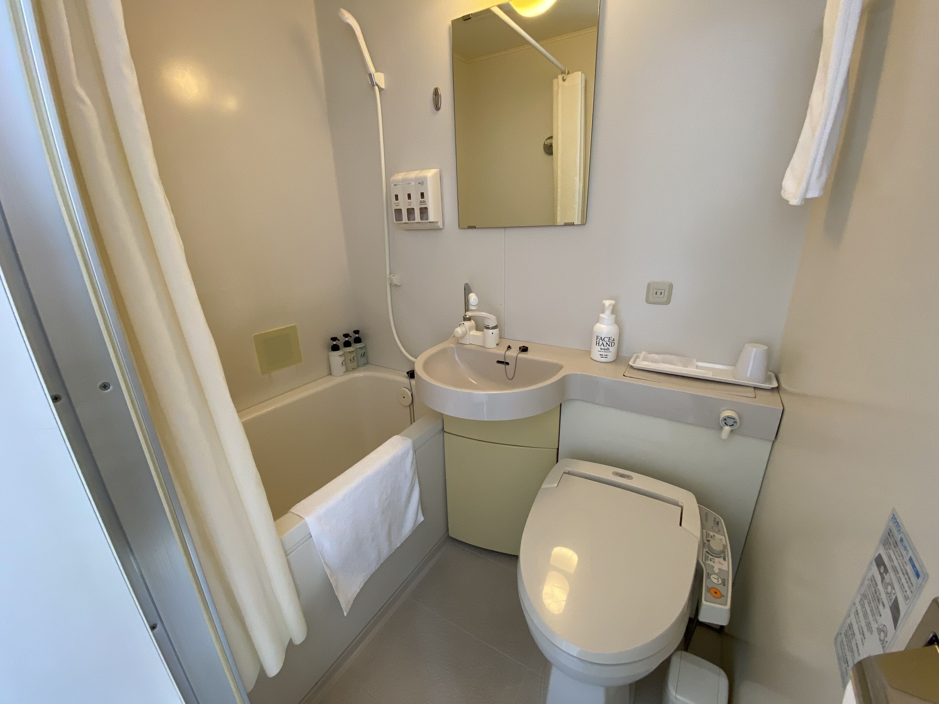 Duschwanne, Haartrockner, Hausschuhe, Bidet