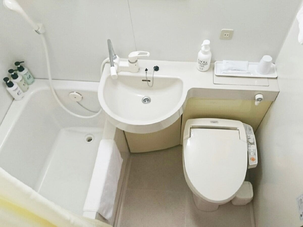 Habitación doble económica, para no fumadores (Semi-Double) | Baño | Tina con regadera, secadora de cabello, pantuflas, bidet 