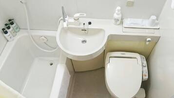 Habitación doble económica, para no fumadores (Semi-Double) | Baño | Tina con regadera, secadora de cabello, pantuflas, bidet