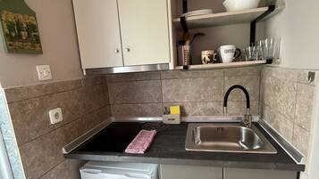 Fridge, cookware/dishes/utensils