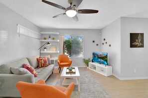 Smart TV - Spacious Ground Floor Condo with HEATED POOL & GYM (Scottsdale)