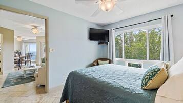 2 makuuhuonetta, työpöytä, silitysrauta/-lauta, ilmainen Wi-Fi