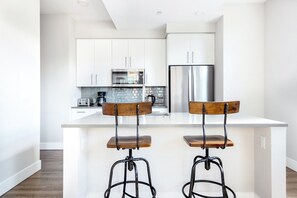 Fridge, microwave, oven, dishwasher - Central San Carlos 1BR w/ Gym, Pool, walk to Train & Shops, by Blueground (San Carlos)