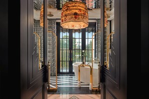 套房, 露台 (Opera) | 浴室 | 独立的浴缸和淋浴、大花洒淋浴喷头、名牌洗护用品、吹风机