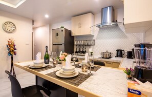 Refrigerador, microondas, parrilla de estufa y cafetera y tetera 