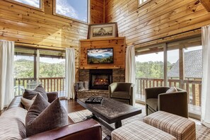 Älytelevisio, takka, videopelejä, pöytäjalkapallopöytä