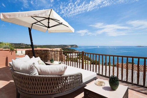 Luxurious apartment "Piccolo Pevero retreat" with sea view, balcony and terrace
