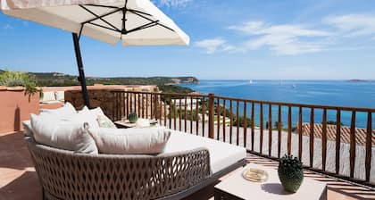 Luxurious apartment "Piccolo Pevero retreat" with sea view, balcony and terrace