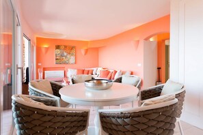 Dining - Luxurious apartment "Piccolo Pevero retreat" with sea view, balcony and terrace (Porto Cervo)